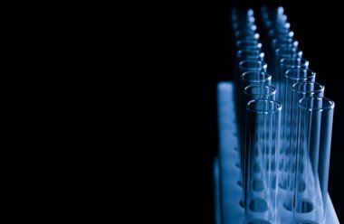 Test tüpleri standı siyah arka plan üzerine