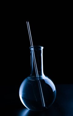 Sıvı ve siyah arka plan üzerine pipet ile Volumetric flask