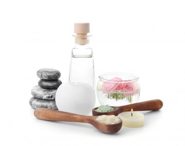 Mumlar, deniz tuzu ve beyaz arka plan üzerinde taşlar ile Spa kompozisyon