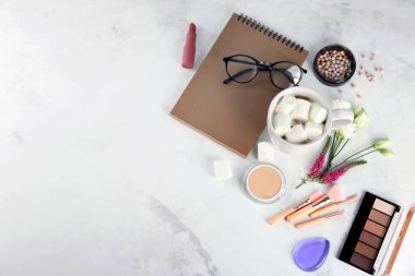 Kahve ve masada Dekoratif kozmetik Kupası ile kompozisyon