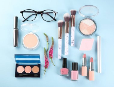 Renk arka plan üzerinde kozmetik ürünleri ile düz yatıyordu kompozisyon