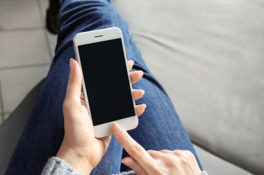 Kapalı, cep telefonu kullanan kadın portre