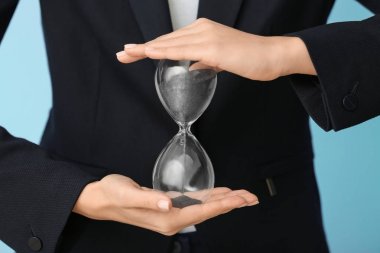 Kadın holding kum saati, portre. Zaman yönetimi kavramı