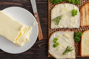 Lezzetli kızarmış ekmek, çilek ve ahşap masa üstüne düz yatıyordu kompozisyonu