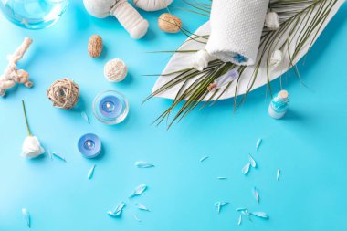 Mumlar, yaprakları ve spa aksesuarları renk arka plan üzerinde düz yatıyordu kompozisyonu