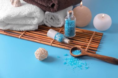 Deniz tuzu ve havlu renk arka plan üzerinde güzel spa kompozisyonu