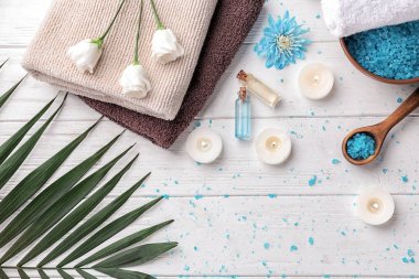 Deniz tuzu, çiçekler ve mumlar ahşap arka plan, üstten görünüm üzerinde güzel spa kompozisyonu