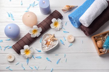 Kabukları, çiçek ve spa Aksesuar ahşap arka plan üzerinde düz yatıyordu kompozisyon