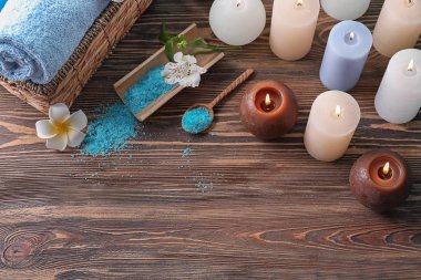 Mumlar ve deniz tuzu ahşap arka plan üzerinde güzel spa kompozisyonu