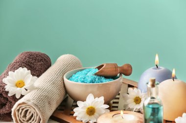 Mum, çiçek ve spa aksesuarları renk arka plan üzerinde güzel kompozisyon