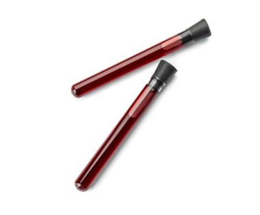 Beyaz arka plan üzerinde kan örnekleri ile test tüpleri