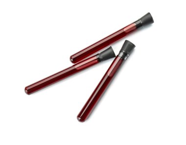 Beyaz arka plan üzerinde kan örnekleri ile test tüpleri