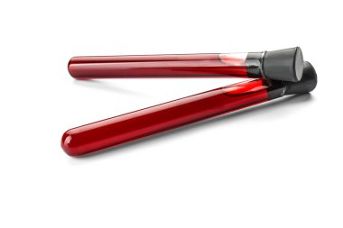 Beyaz arka plan üzerinde kan örnekleri ile test tüpleri