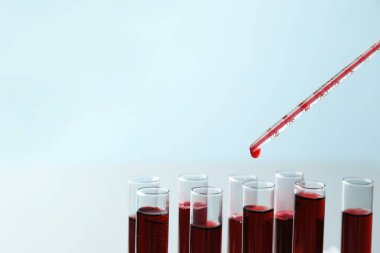 Test tüpleri açık renkli, closeup karşı içine kan damlayan