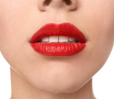 Beyaz arka planda parlak ruj izi olan güzel genç bir kadın. Yakın plan.