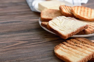 Plaka üzerine tereyağı ile lezzetli kızarmış ekmek