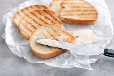 Tablo üzerine tereyağı ile lezzetli kızarmış ekmek