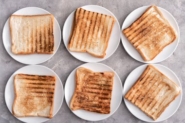 Masada lezzetli kızarmış ekmek ile düz yatıyordu kompozisyon