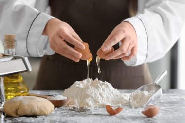 Kadın Şef masada makarna hazırlama