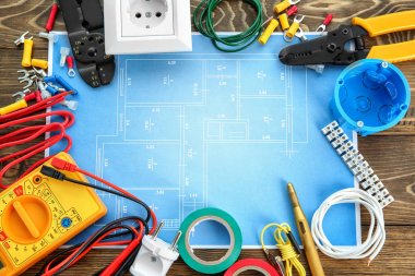 Elektrikli Araçlar ve ev planı ahşap arka plan üzerinde düz yatıyordu kompozisyonu
