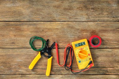 Ahşap arka plan üzerinde elektrik araçları ile düz yatıyordu kompozisyon