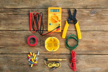 Ahşap arka plan üzerinde elektrik araçları ile düz yatıyordu kompozisyon