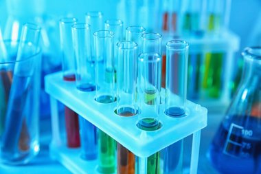 Test tüpleri ile tutucu, portre renkli sıvı