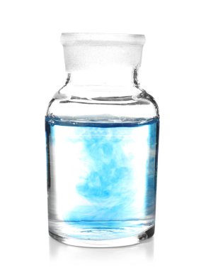 beyaz zemin üzerine mavi sıvı kabı