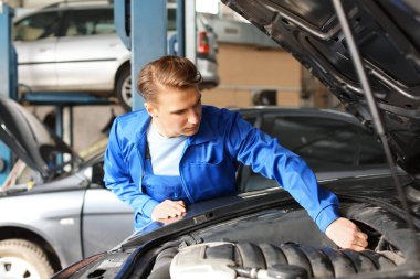 Erkek makinist arabasını tamir Servis Merkezi
