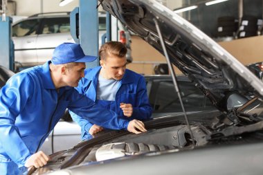 Erkek mekaniği arabasını tamir Servis Merkezi
