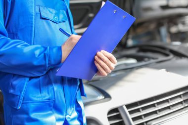 Arabaya servis merkezi yakınındaki pano ile erkek makinist