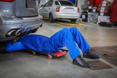 Erkek makinist arabasını tamir Servis Merkezi