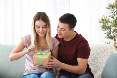 Sevgili sevgilisinden vasıl ev hediyesi olan kadın