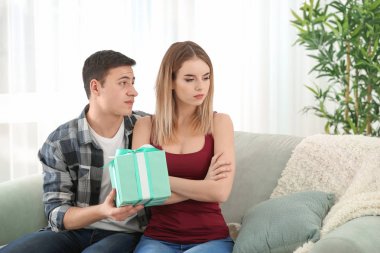 Sevgilisinden vasıl ev hediye alacağını reddederek rahatsız genç kadın