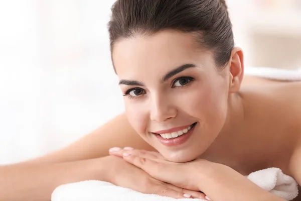 Young woman relaxing in spa salon — Stock Photo, Image