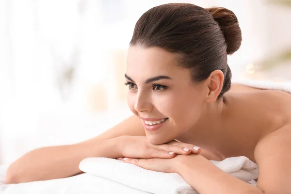 Jovem mulher relaxante no salão de spa — Fotografia de Stock