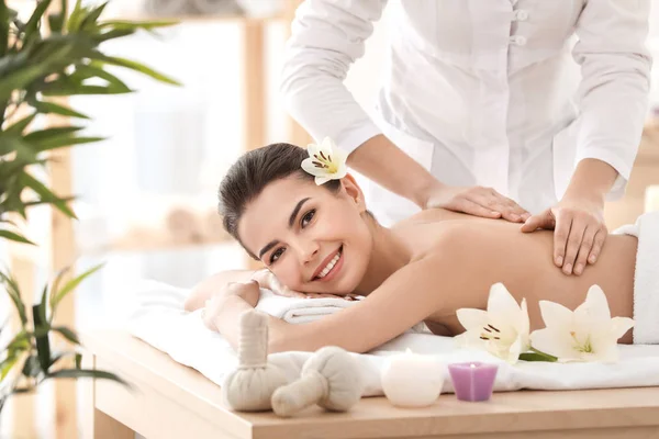 Jovem mulher desfrutando de massagem no salão de spa — Fotografia de Stock