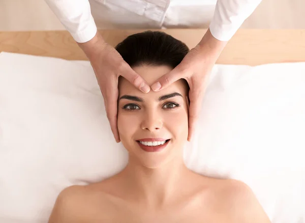 Mulher jovem desfrutando de massagem facial no salão de spa — Fotografia de Stock