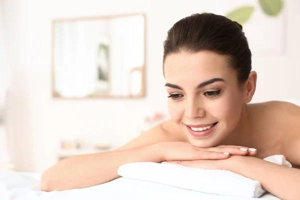 Young woman relaxing in spa salon — Stock Photo, Image