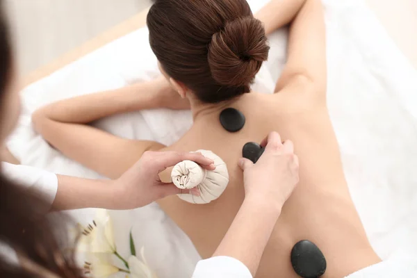 Mujer joven disfrutando de masajes en el salón de spa — Foto de Stock