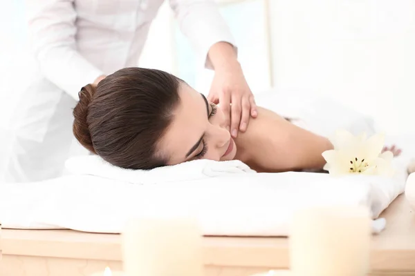 Jovem mulher desfrutando de massagem no salão de spa — Fotografia de Stock