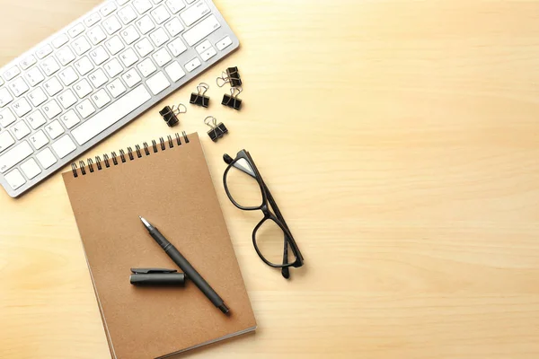 Computer keyboard and stationery on light background, flat lay. Workplace table composition — Stock Photo, Image