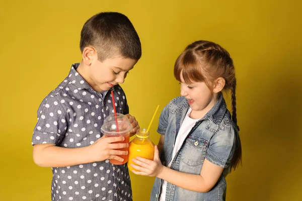 颜色背景的柑橘汁可爱的小孩子 — 图库照片