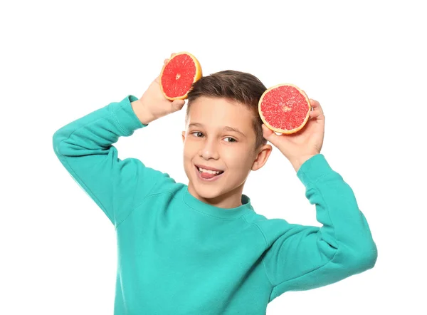 Engraçado menino com frutas cítricas no fundo branco — Fotografia de Stock
