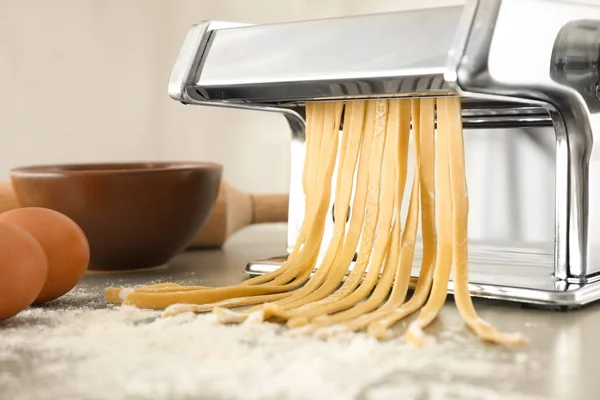 Metalen Pastamachine met deeg op de keukentafel — Stockfoto