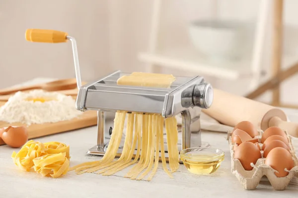 Metalen Pastamachine met deeg op de keukentafel — Stockfoto