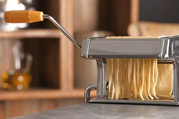 Metalen Pastamachine met deeg op tafel — Stockfoto