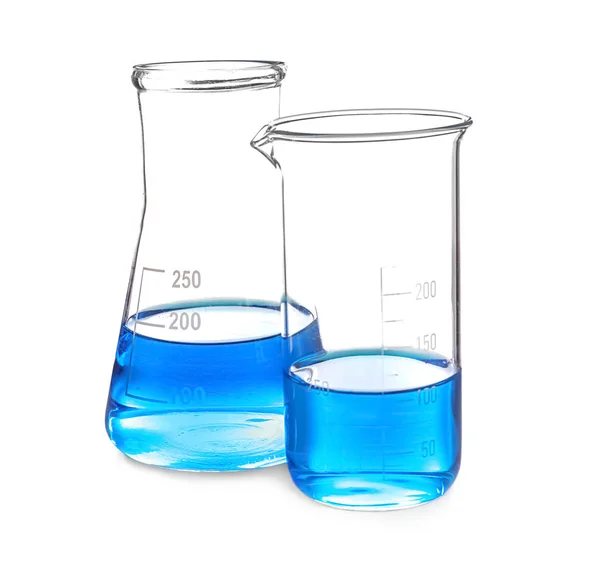 Artículos de vidrio de laboratorio con líquido azul sobre fondo blanco — Foto de Stock