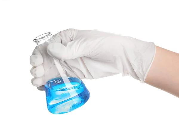 Mujer sosteniendo cristalería de laboratorio con líquido azul sobre fondo blanco —  Fotos de Stock