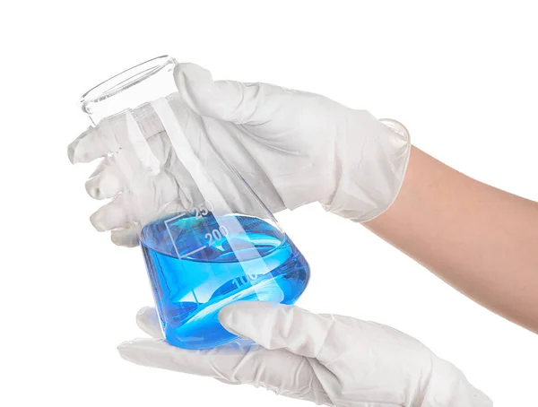 Женщина держит лабораторное стекло с голубой жидкостью на белом фоне — стоковое фото